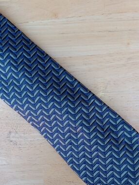 XMI Platinum series Men's Navy Chevron Pattern Silk-Blend Tie